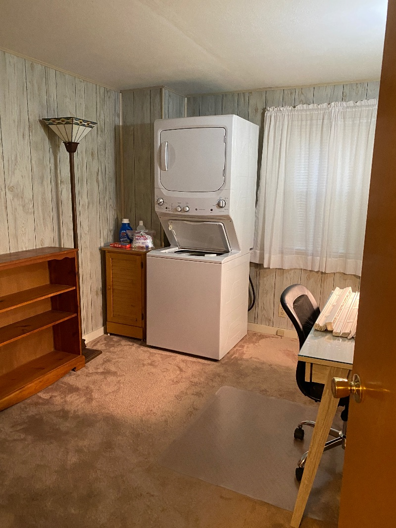 Charming home in quiet suburb, minutes from hospitals! Everything Included. Fast internet, in-unit l - Photo 8