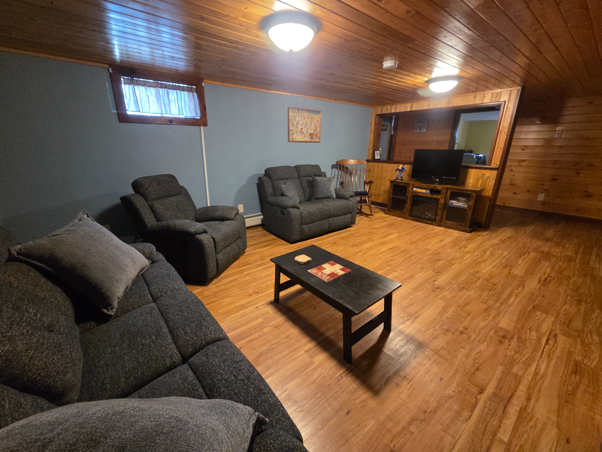 Ground level apartment with separate entrance - Photo 5
