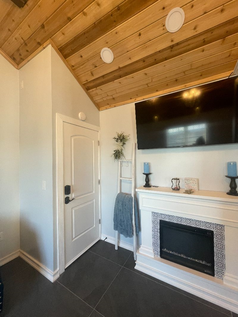 Luxurious 2 bedroom 1 bath apartment with Spa Amenities - Photo 3