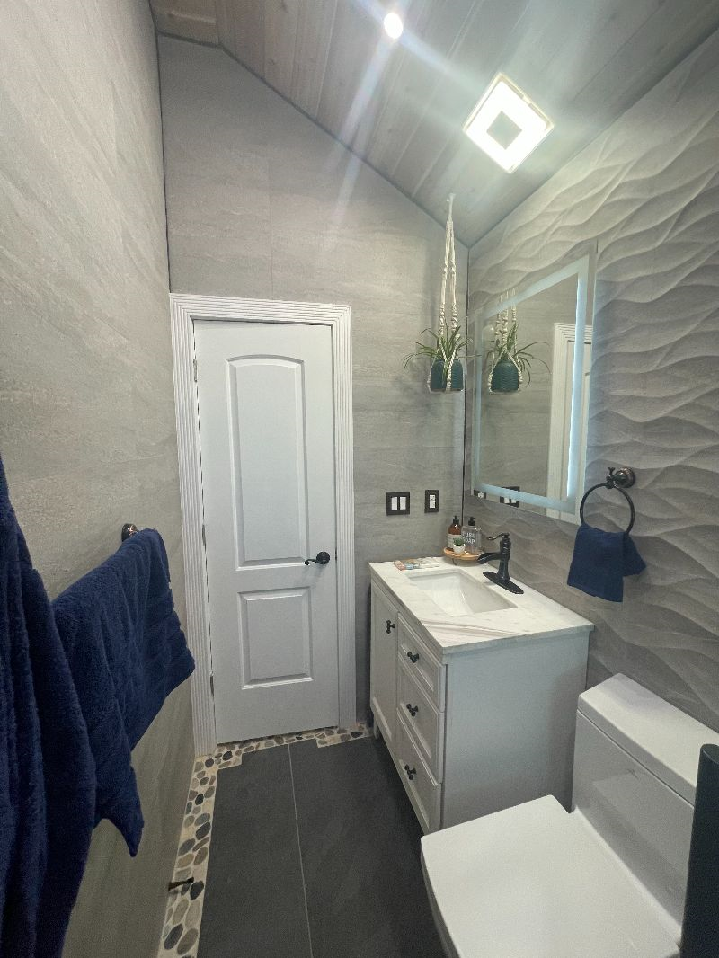 Luxurious 2 bedroom 1 bath apartment with Spa Amenities - Photo 12