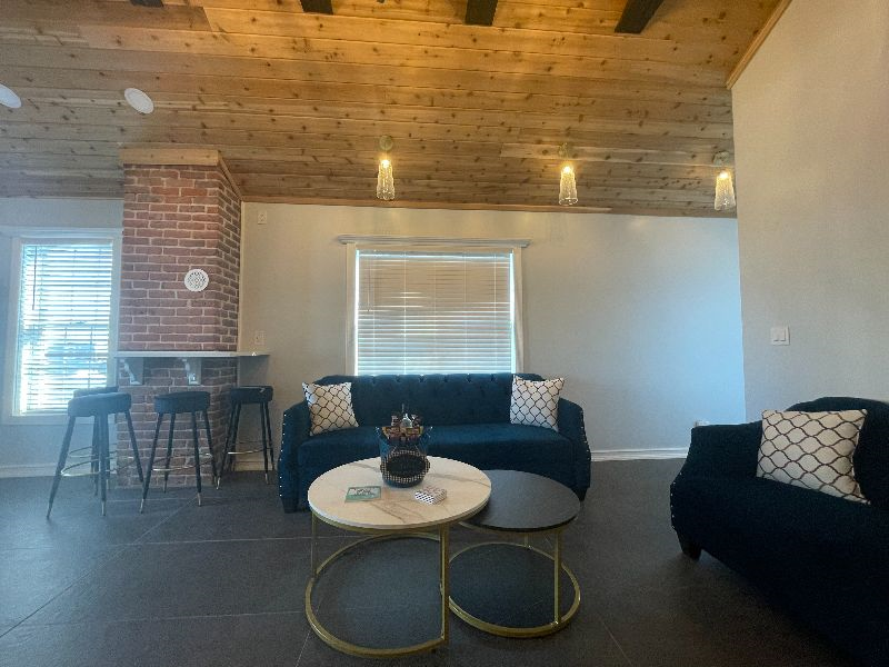 Luxurious 2 bedroom 1 bath apartment with Spa Amenities - Photo 6