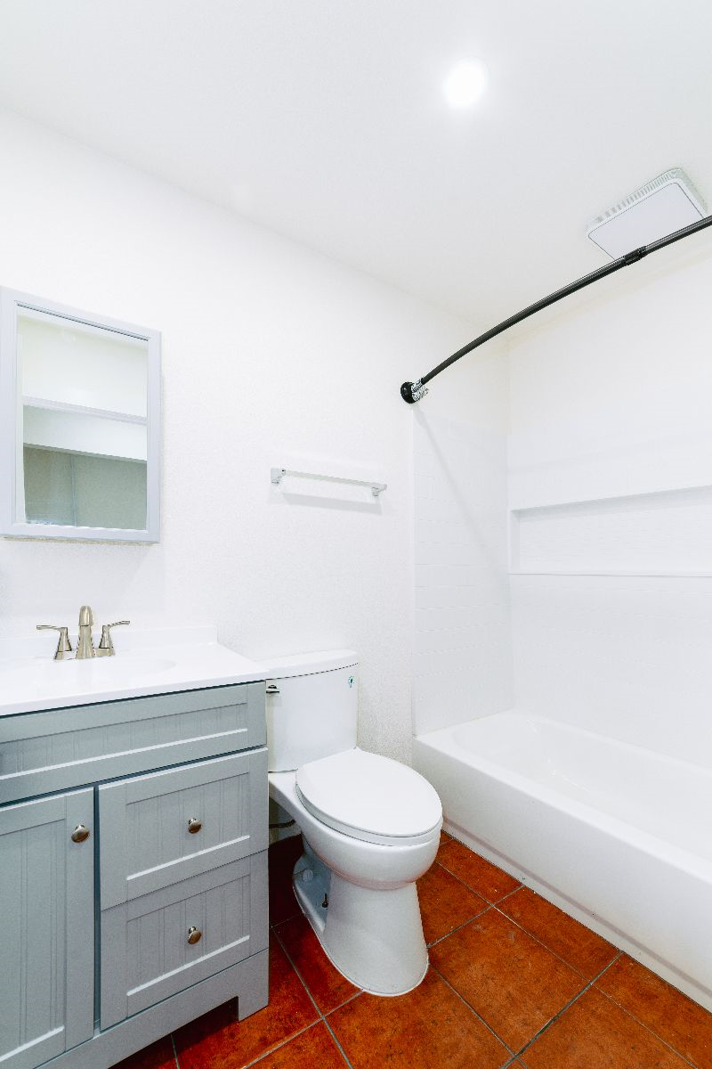 NEWLY RENOVATED AC Full Kitchen 1 Bedroom 1 Bath apartment - Photo 3
