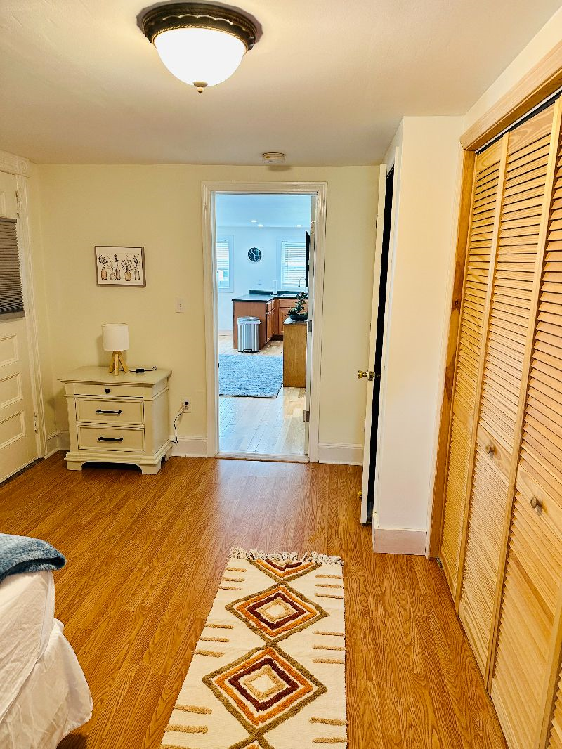 Quiet property, walking distance to Hospital and shopping - Photo 8