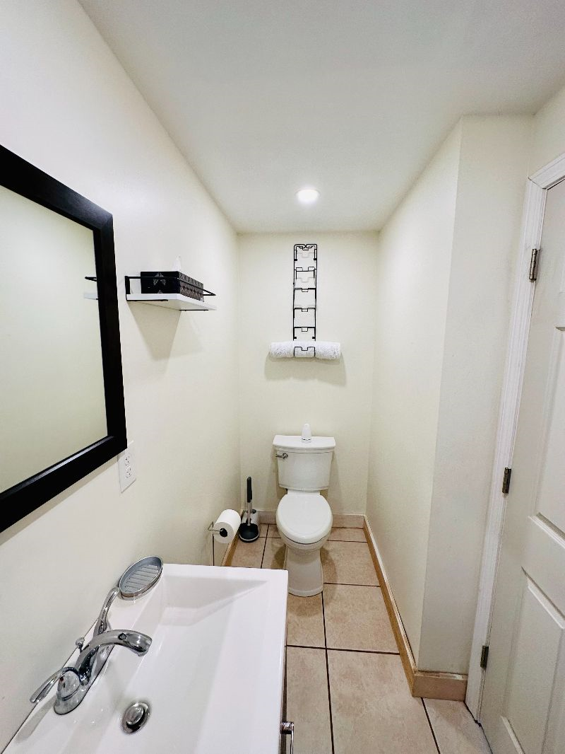 Quiet property, walking distance to Hospital and shopping - Photo 6