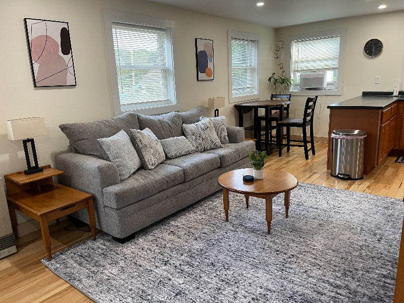 Quiet property, walking distance to Hospital and shopping - Photo 2