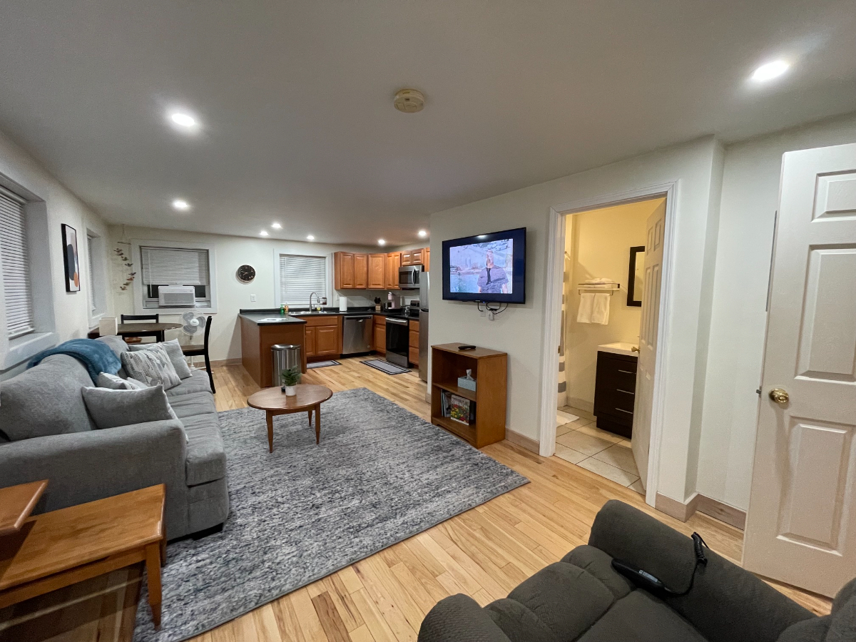 Quiet property, walking distance to Hospital and shopping - Photo 4