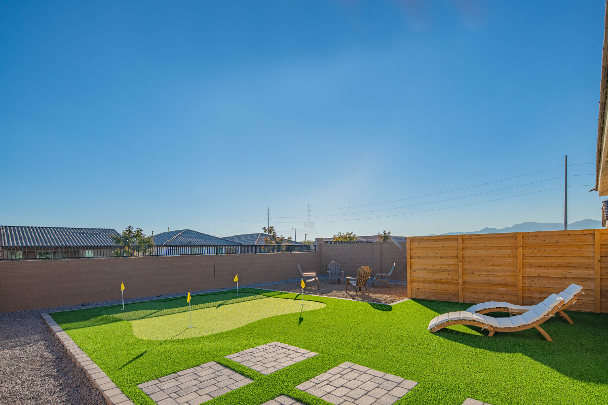 2BD/2BA home, large backyard near Luke AFB