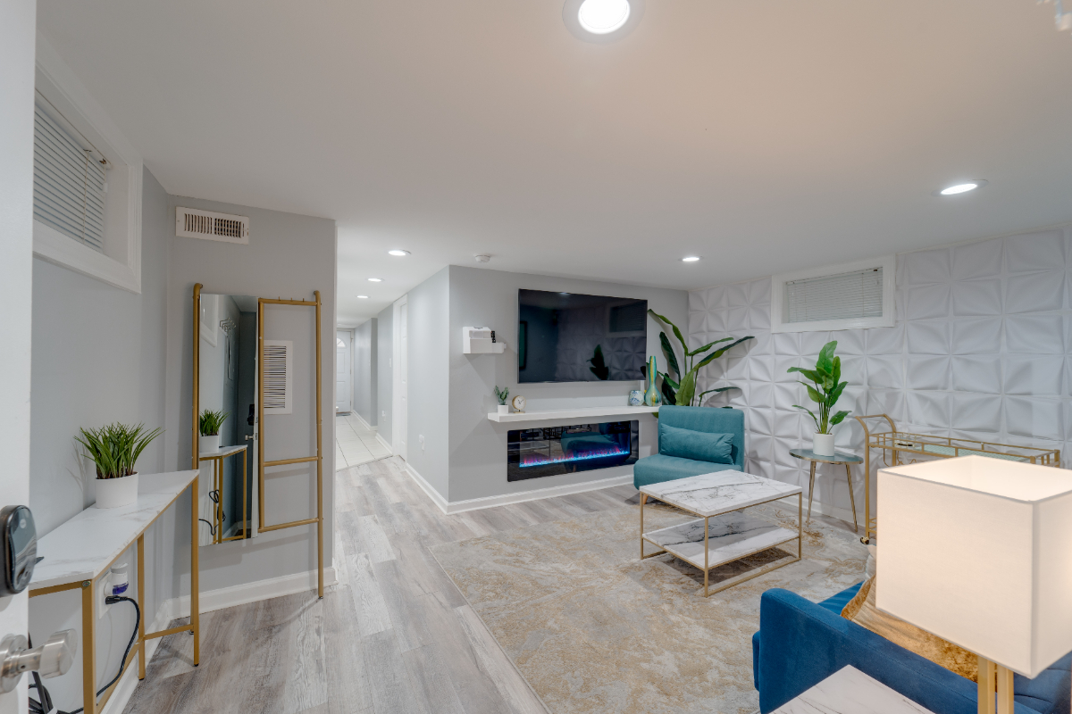 Stylish and Colorful 2-Bedroom Basement Apartment in Historic Grant Park, Washington, DC - Photo 2
