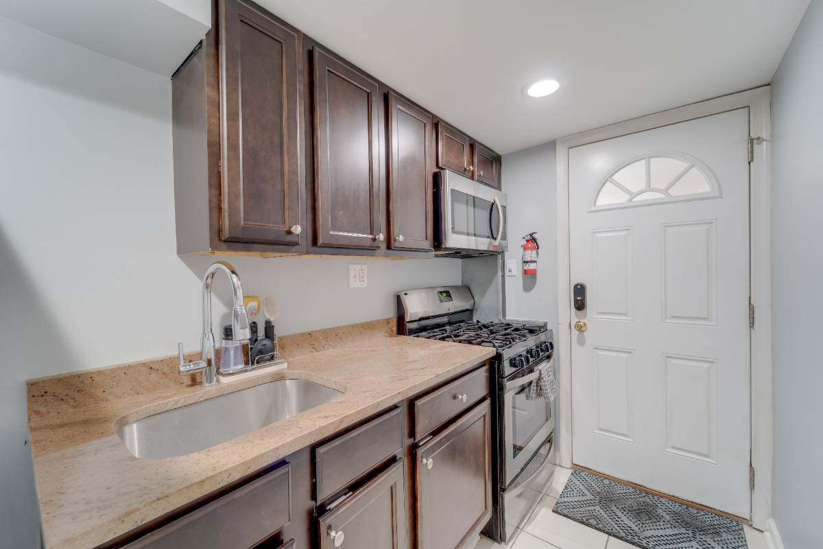 Stylish and Colorful 2-Bedroom Basement Apartment in Historic Grant Park, Washington, DC - Photo 11