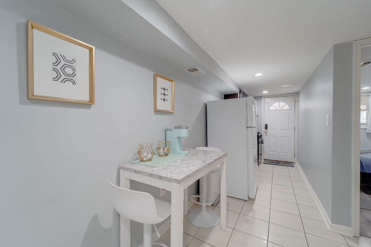 Stylish and Colorful 2-Bedroom Basement Apartment in Historic Grant Park, Washington, DC - Photo 10