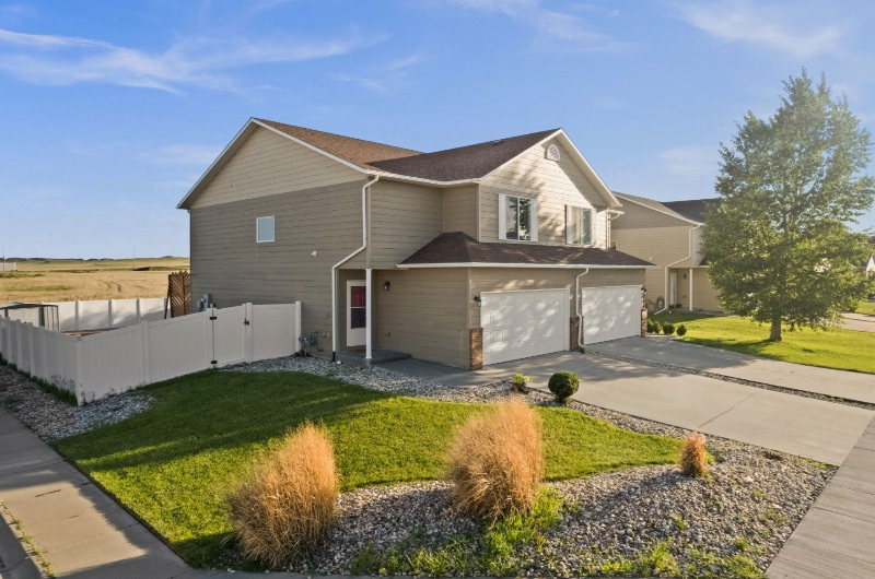 Spacious and modern townhouse in great location - Photo 1
