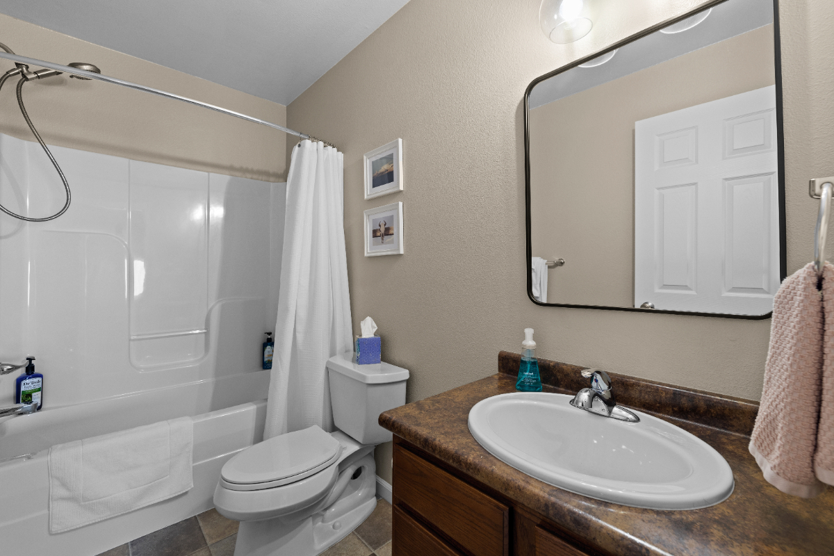 Spacious and modern townhouse in great location - Photo 11