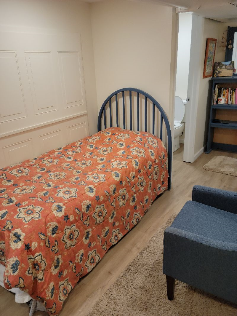 Pleasant, small studio in walkable downtown - Photo 2