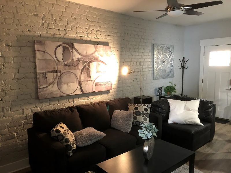 Crisp 1 bedroom Long Term Stays Giga Wifi