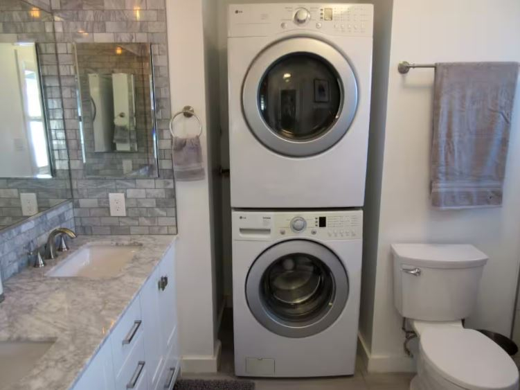 2-Story Furnished 1 Bedroom w/Vaulted Ceilings, Gated Property, New Kitchen & Bath, Parking, Full Size W&D, A/C - Photo 5