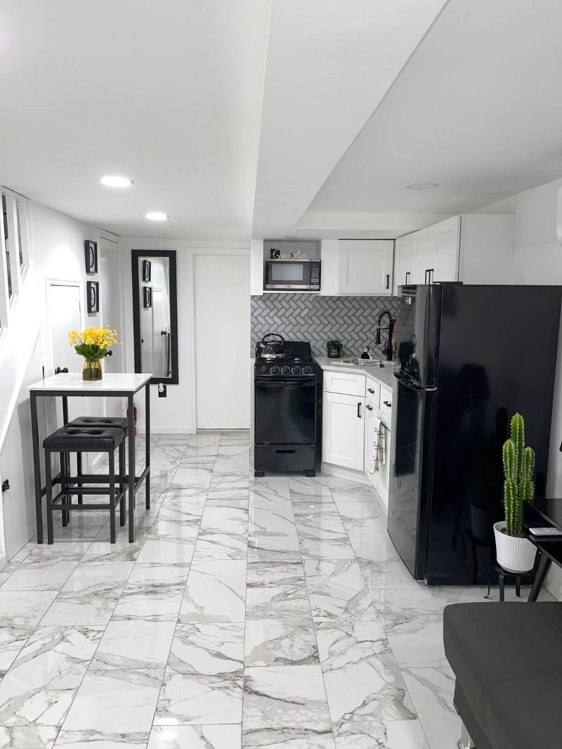 Experience Trendy Comfort and Style at Our Beautifully Renovated Studio Apartment in Vibrant Jamaica - Photo 4