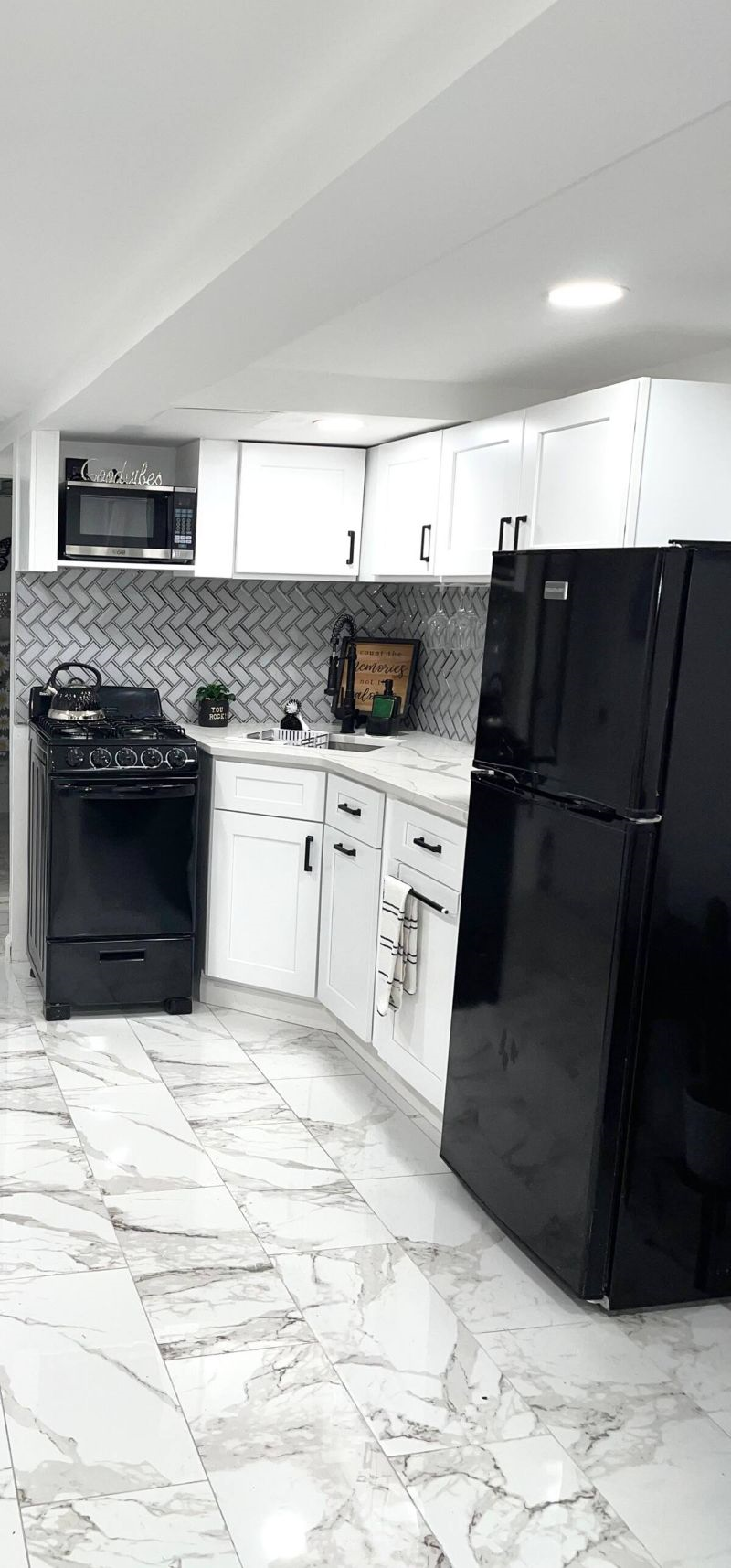 Experience Trendy Comfort and Style at Our Beautifully Renovated Studio Apartment in Vibrant Jamaica - Photo 5