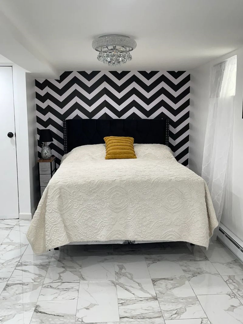 Experience Trendy Comfort and Style at Our Beautifully Renovated Studio Apartment in Vibrant Jamaica - Photo 1