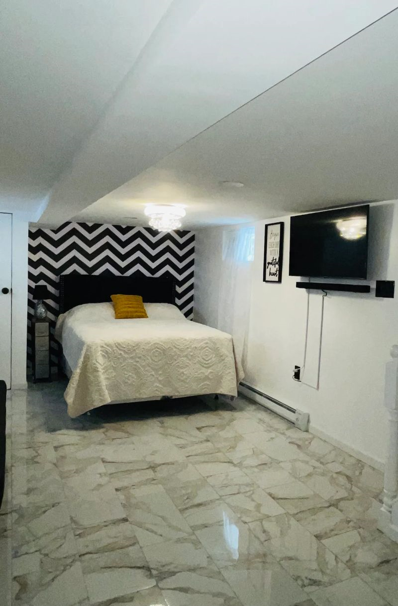 Experience Trendy Comfort and Style at Our Beautifully Renovated Studio Apartment in Vibrant Jamaica - Photo 2