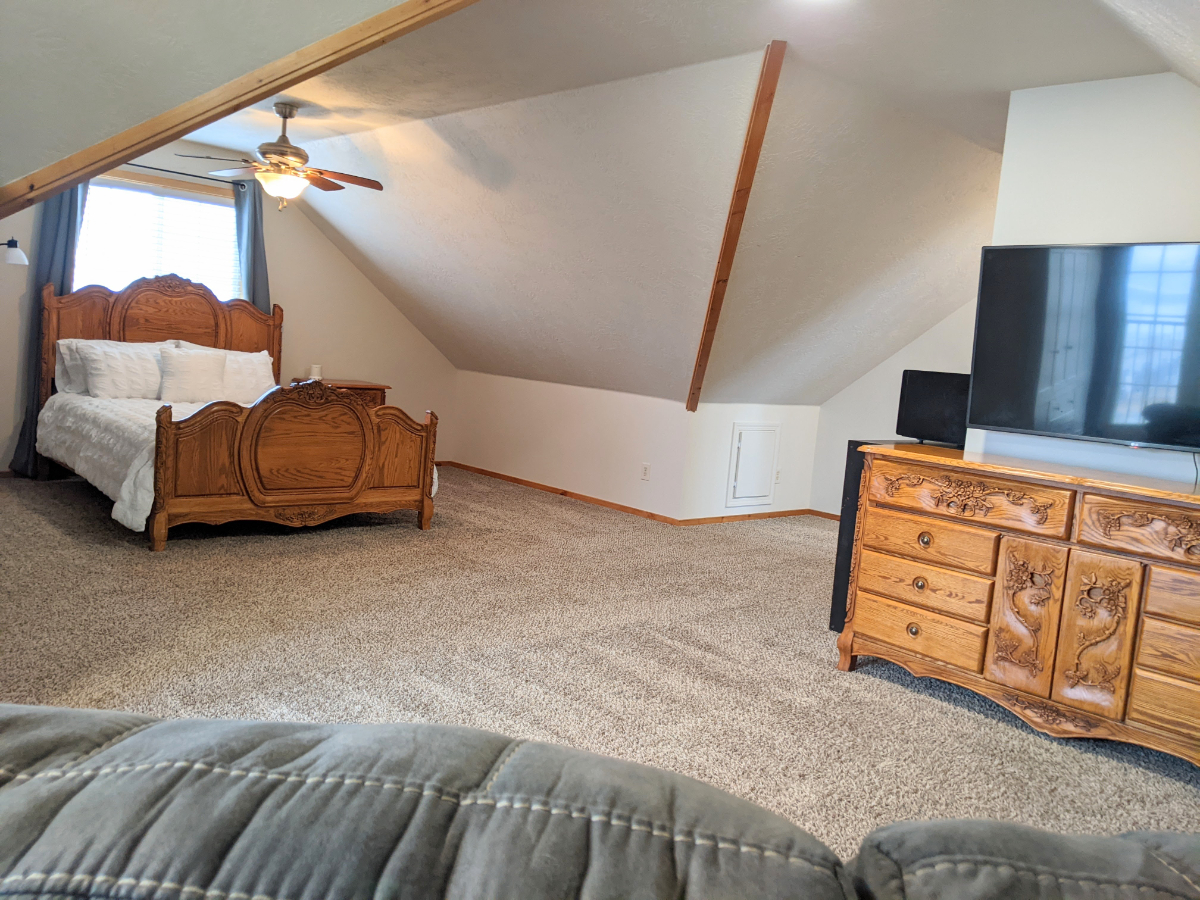 FarmHouse Queen Bed, Large Loft Private Bath Sofa