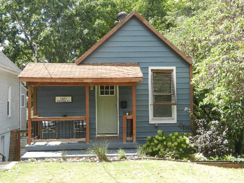 Curated visual reference: Side Properties Near Hospitals Reference: Zoo Cottage Near Hospitals Wash U Forest Park