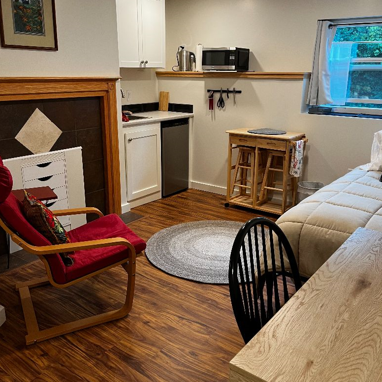 Cozy Oasis in Burlington's South End Arts District - Photo 6