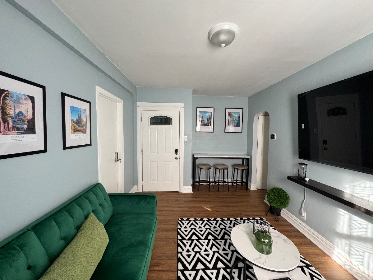 The Cozy Gray Room - Photo 1