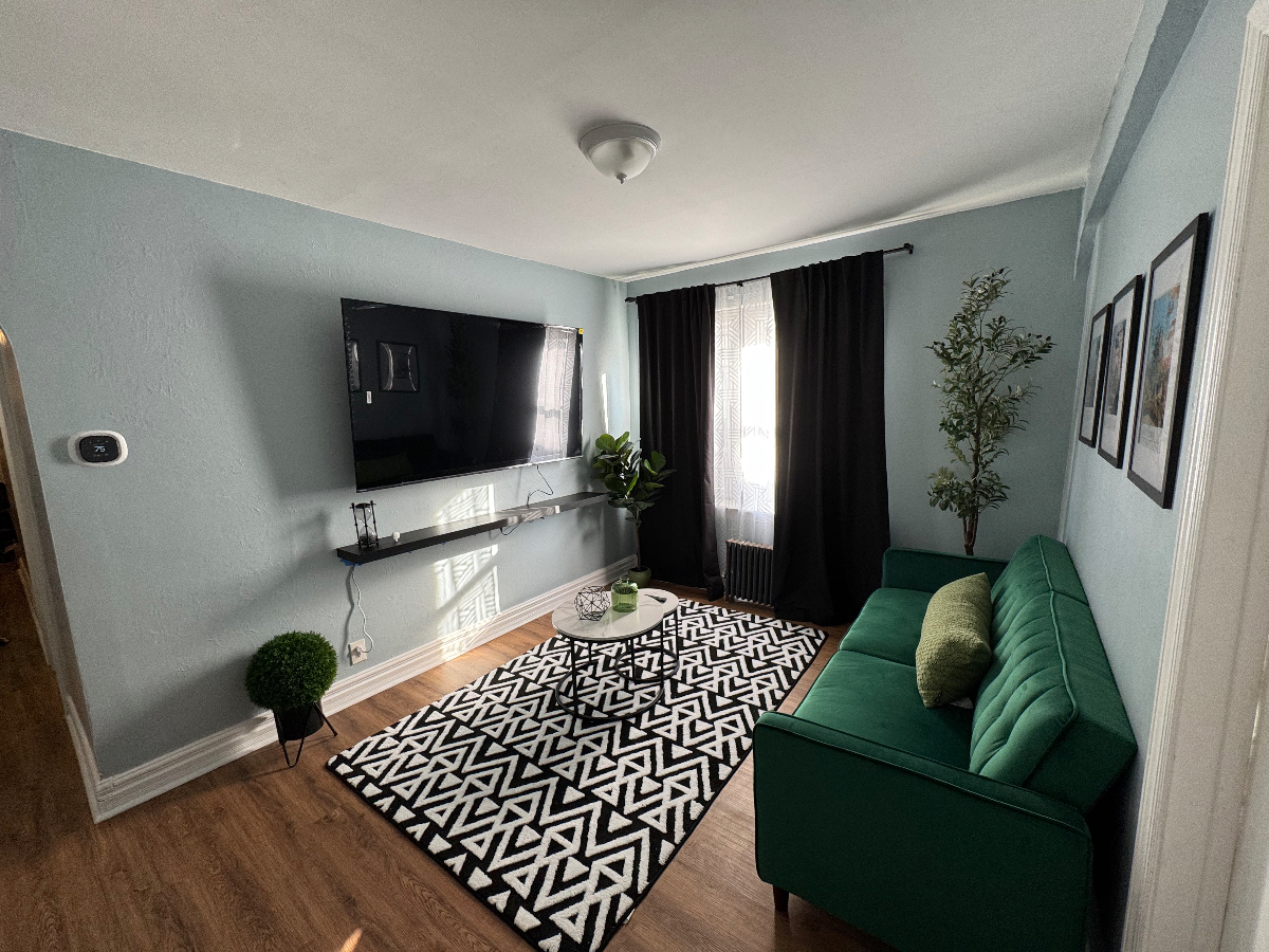 The Cozy Gray Room - Photo 2