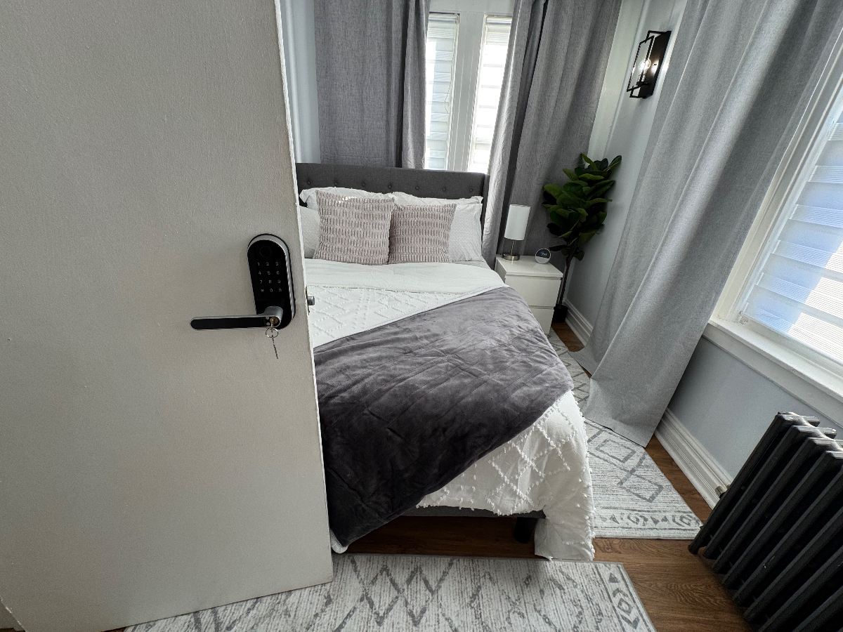 The Cozy Gray Room - Photo 9
