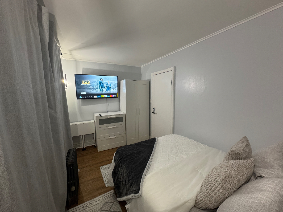 The Cozy Gray Room - Photo 10