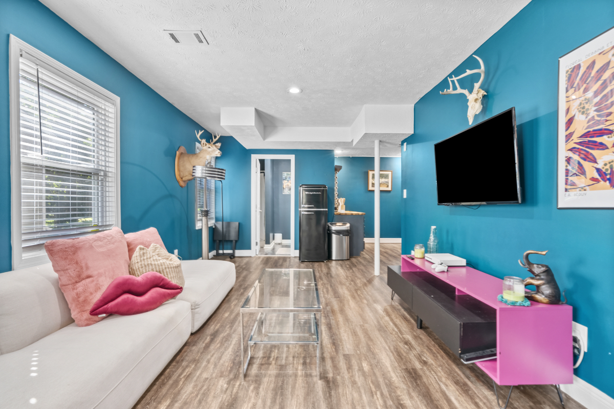 Modern and Cozy Basement 1BR Apartment in Lexington, KY - Private Entrance, Kitchenette, and Outdoor Patio for a Comfortable Stay