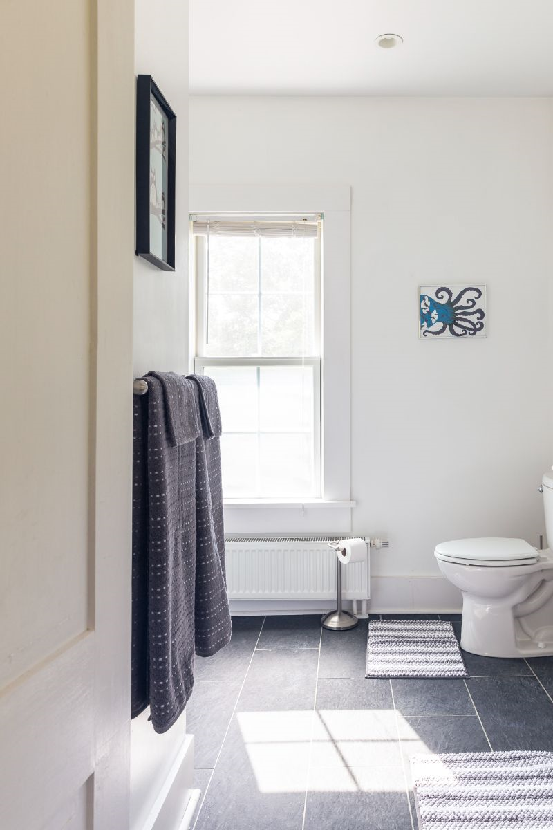 Top floor sunny apartment in a renovated historic schoolhouse - Photo 10