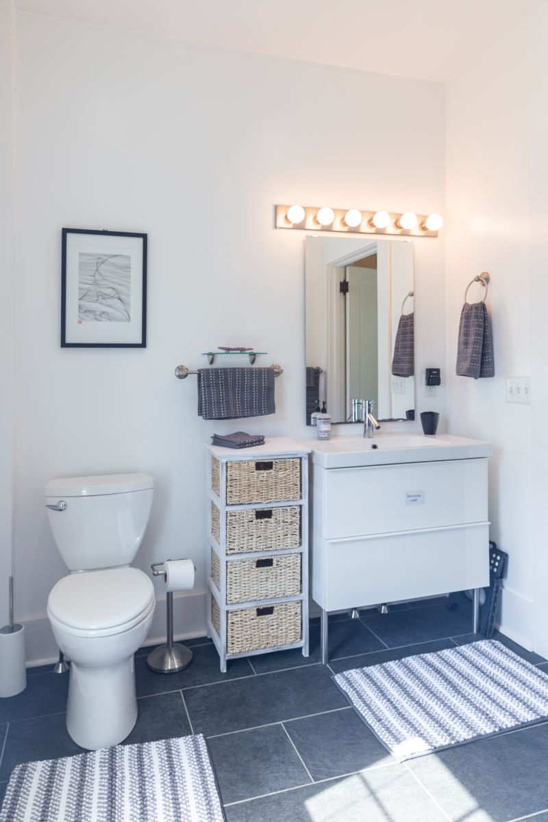Top floor sunny apartment in a renovated historic schoolhouse - Photo 12