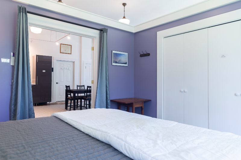 Top floor sunny apartment in a renovated historic schoolhouse - Photo 9