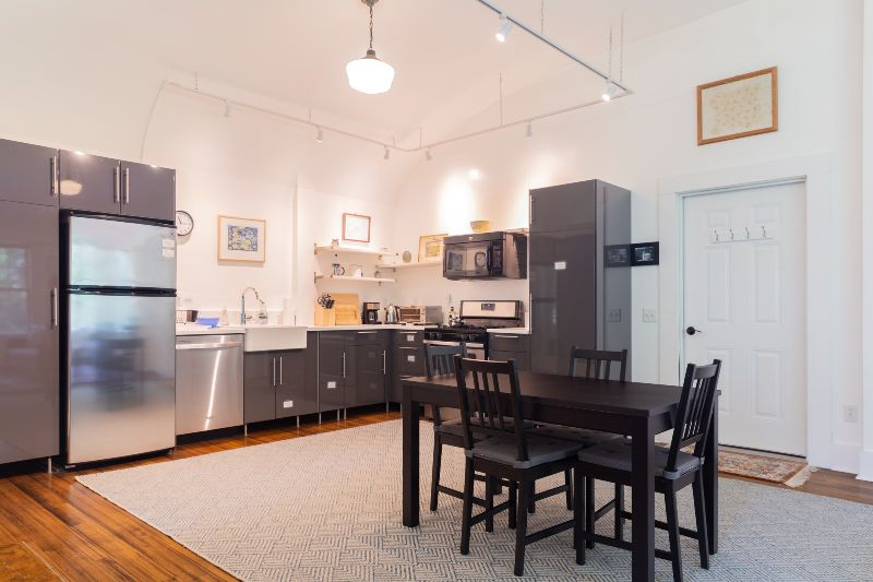 Top floor sunny apartment in a renovated historic schoolhouse - Photo 6
