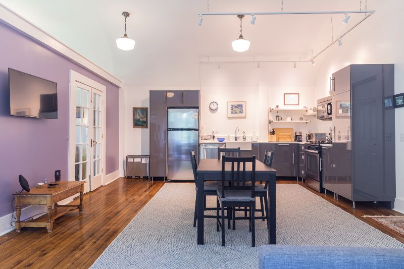 Top floor sunny apartment in a renovated historic schoolhouse - Photo 5