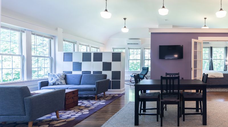 Top floor sunny apartment in a renovated historic schoolhouse - Photo 1