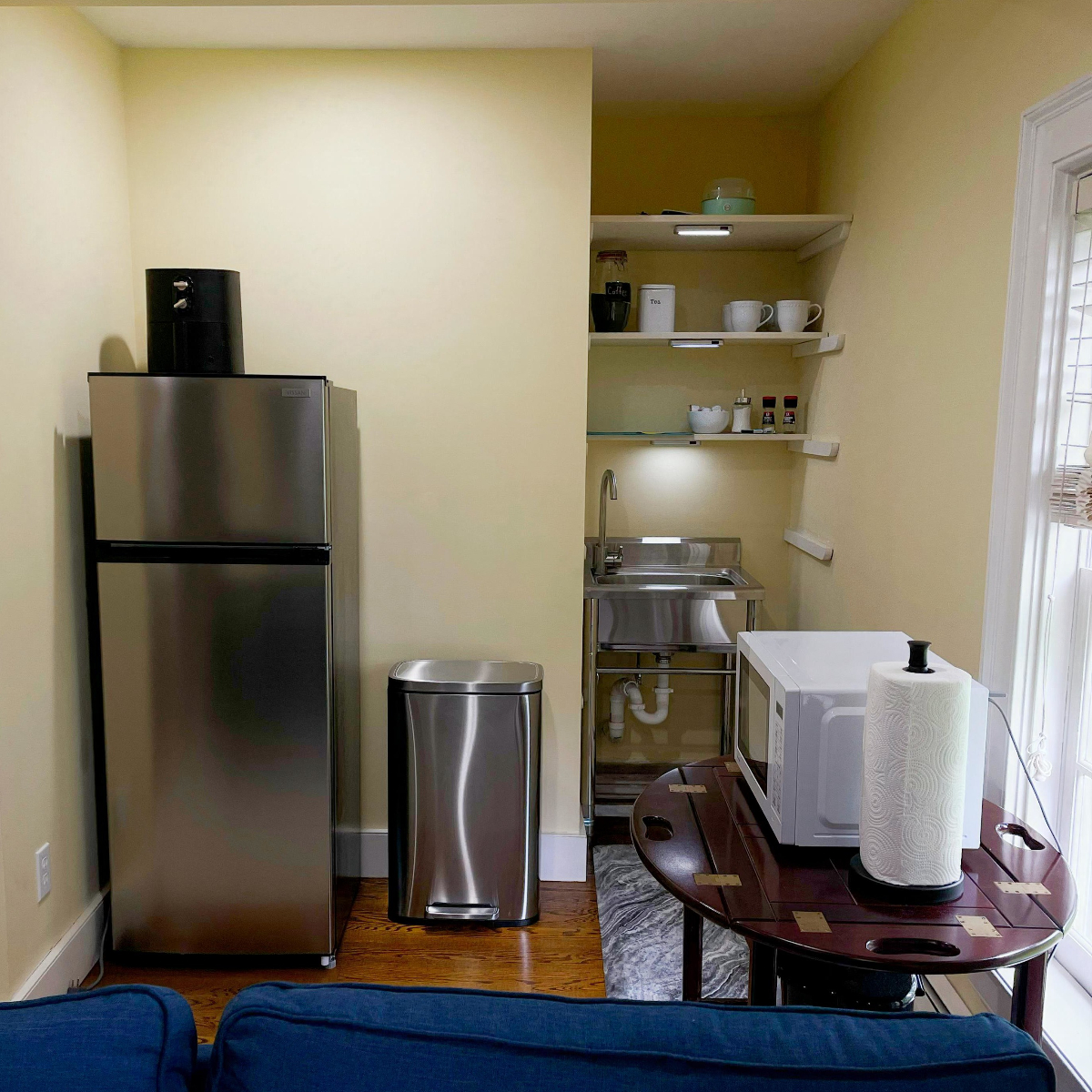 7 min Walk to Hospital, king room, shared living space - Photo 4