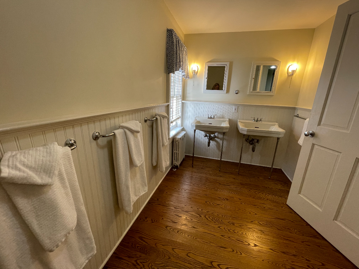 7 min Walk to Hospital, king room, shared living space - Photo 2