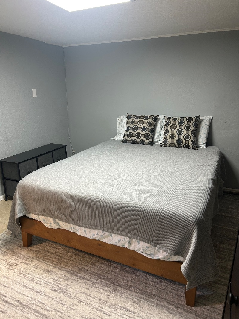 Basement Apartment Close to Campus - Photo 2