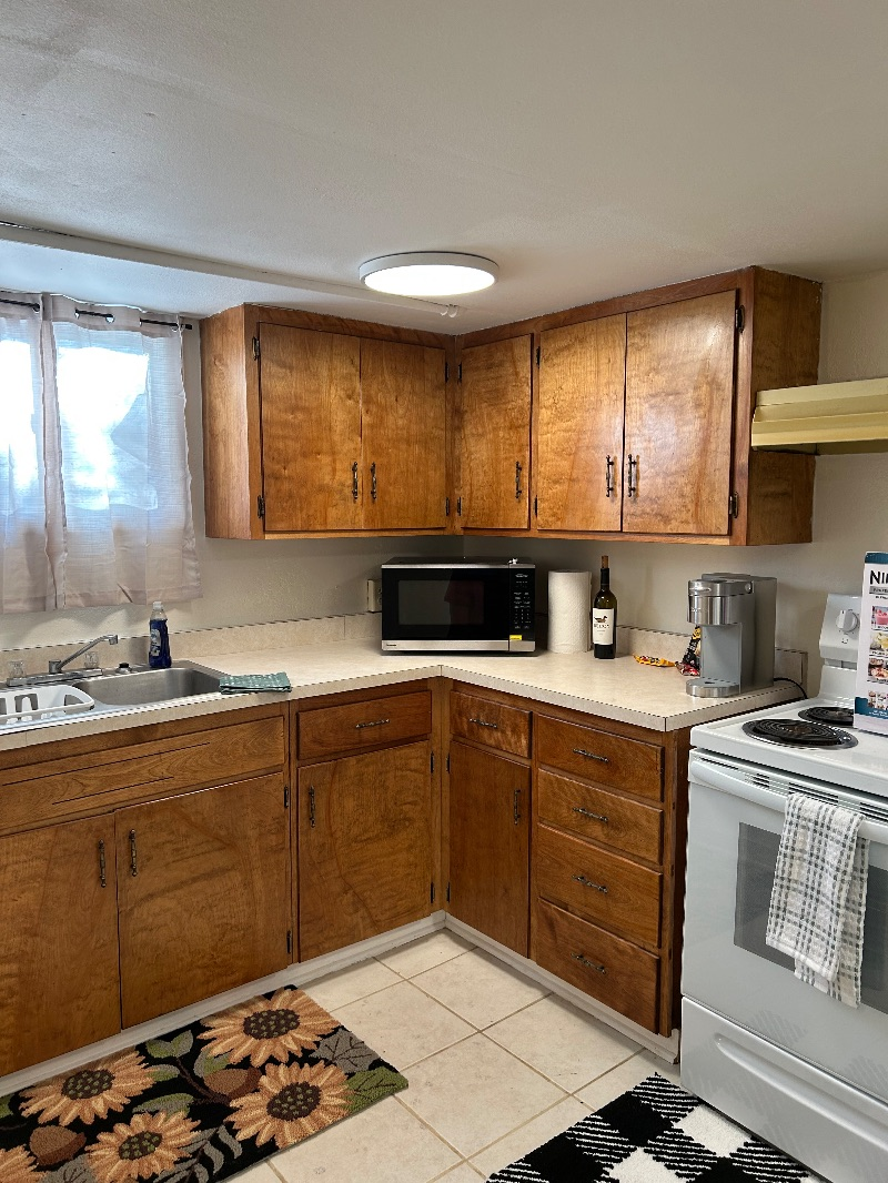 Basement Apartment Close to Campus - Photo 9