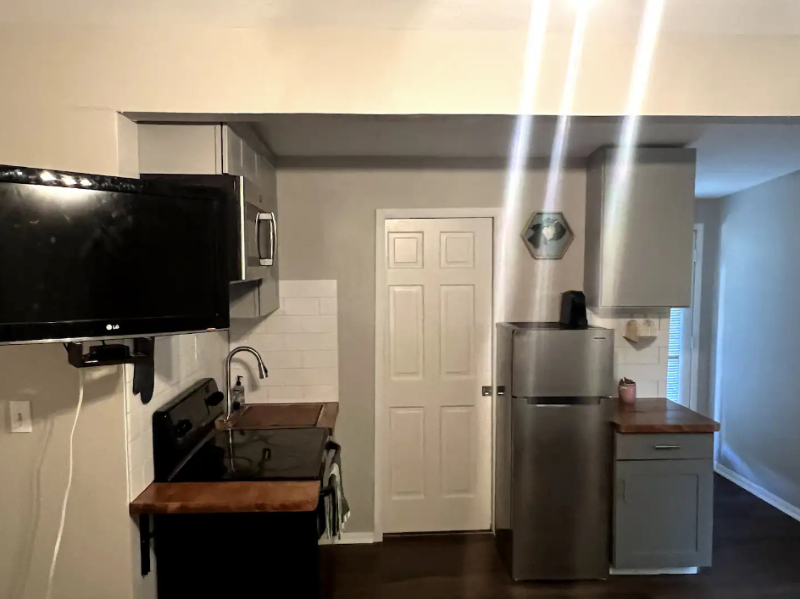 Private studio with cowboy pool oasis - Photo 11