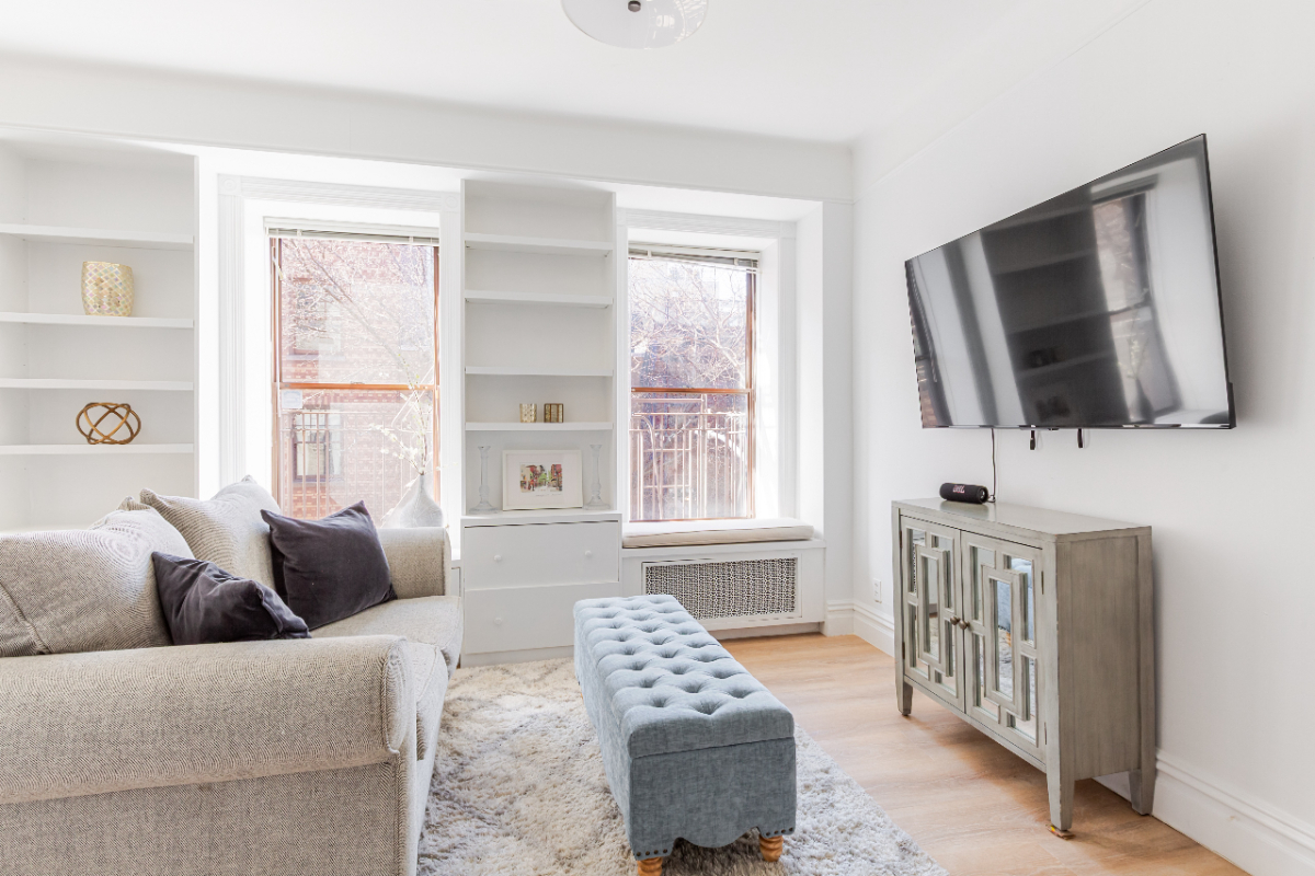 Beautiful, all inclusive 1 bedroom on tree lined Waverly Place - Photo 3