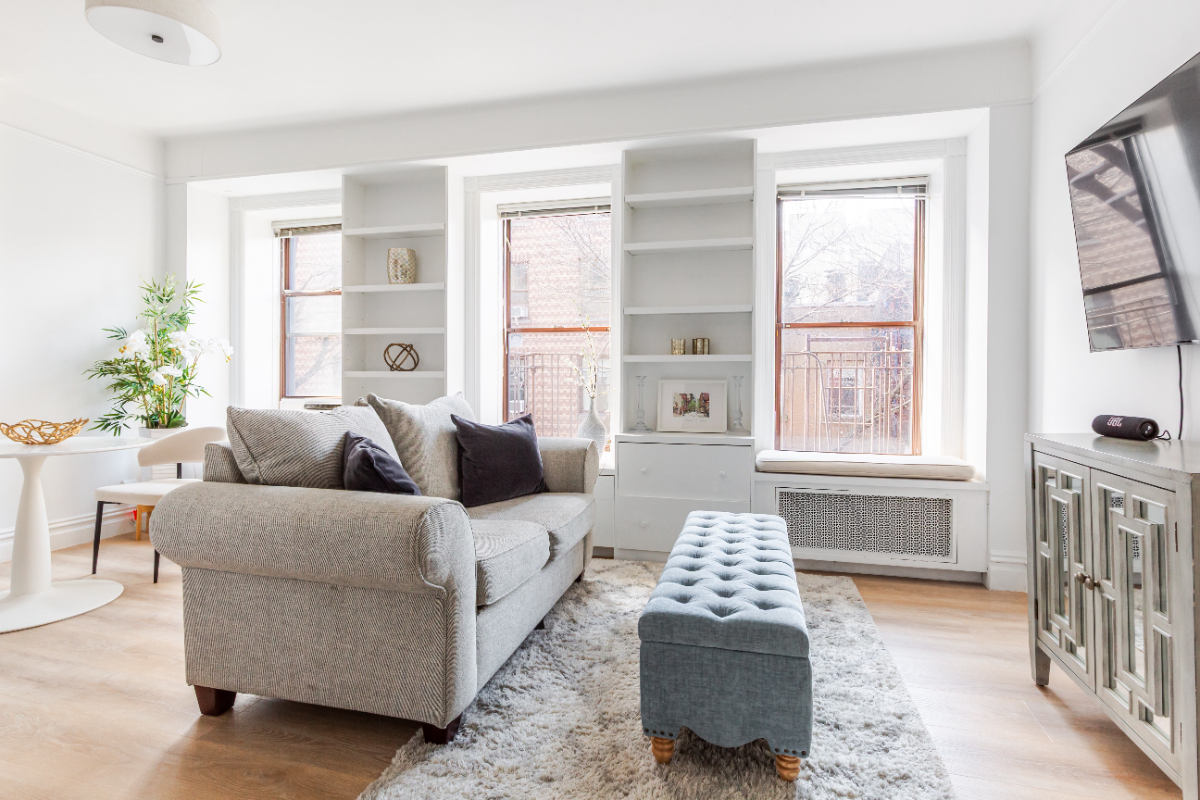 Beautiful, all inclusive 1 bedroom on tree lined Waverly Place - Photo 2