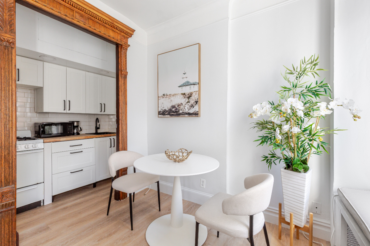 Beautiful, all inclusive 1 bedroom on tree lined Waverly Place - Photo 7