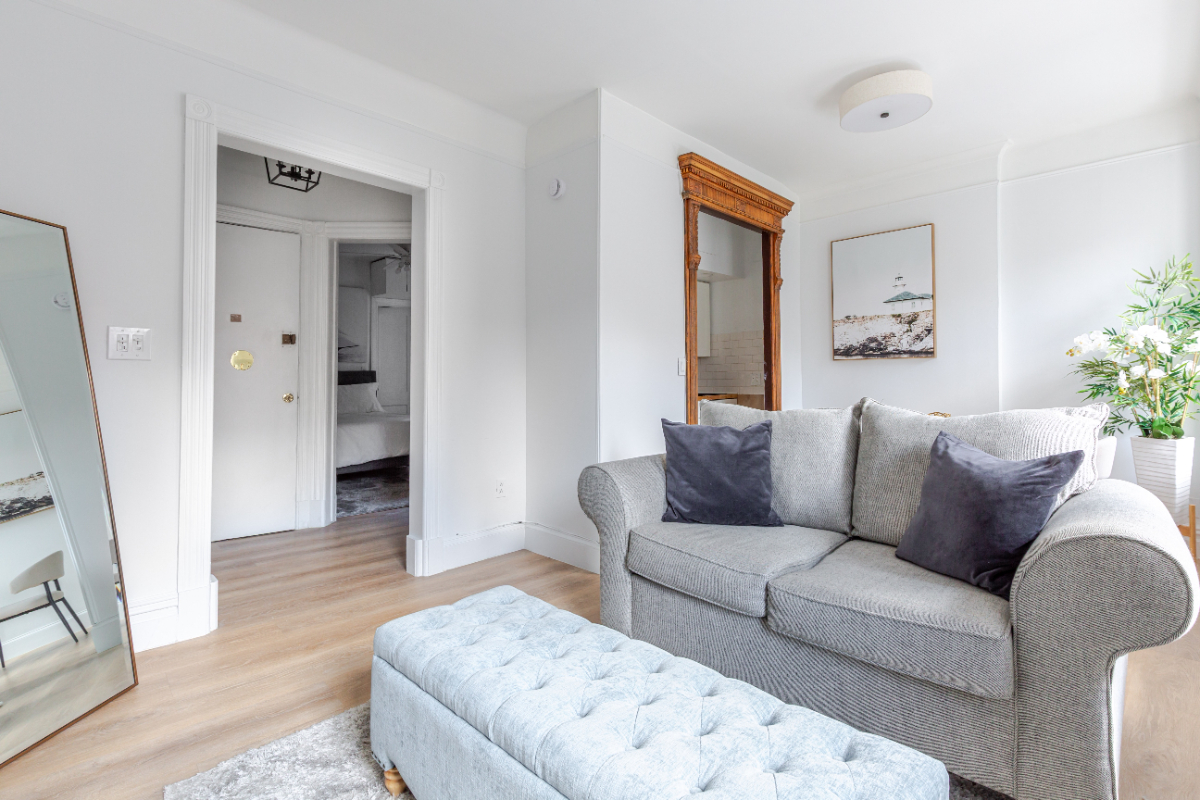 Beautiful, all inclusive 1 bedroom on tree lined Waverly Place - Photo 8