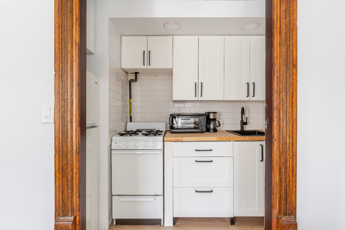 Beautiful, all inclusive 1 bedroom on tree lined Waverly Place - Photo 10