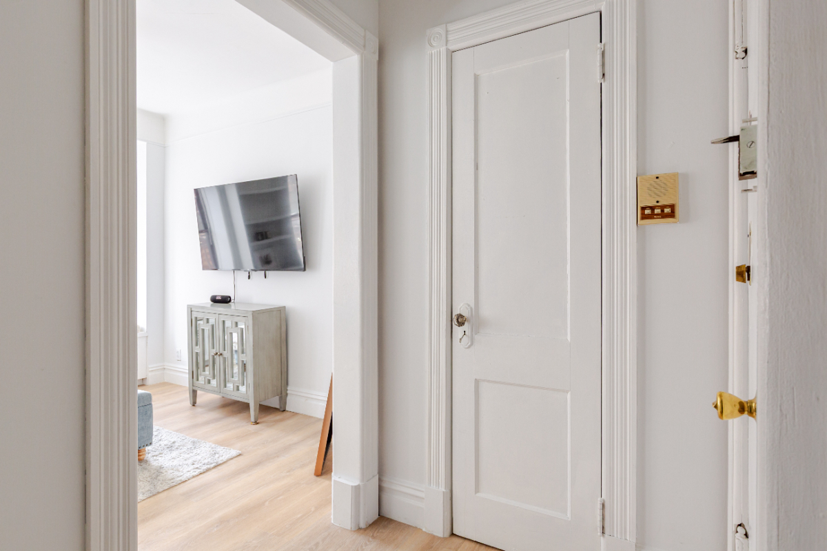 Beautiful, all inclusive 1 bedroom on tree lined Waverly Place - Photo 12