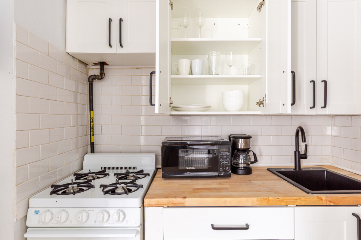 Beautiful, all inclusive 1 bedroom on tree lined Waverly Place - Photo 11