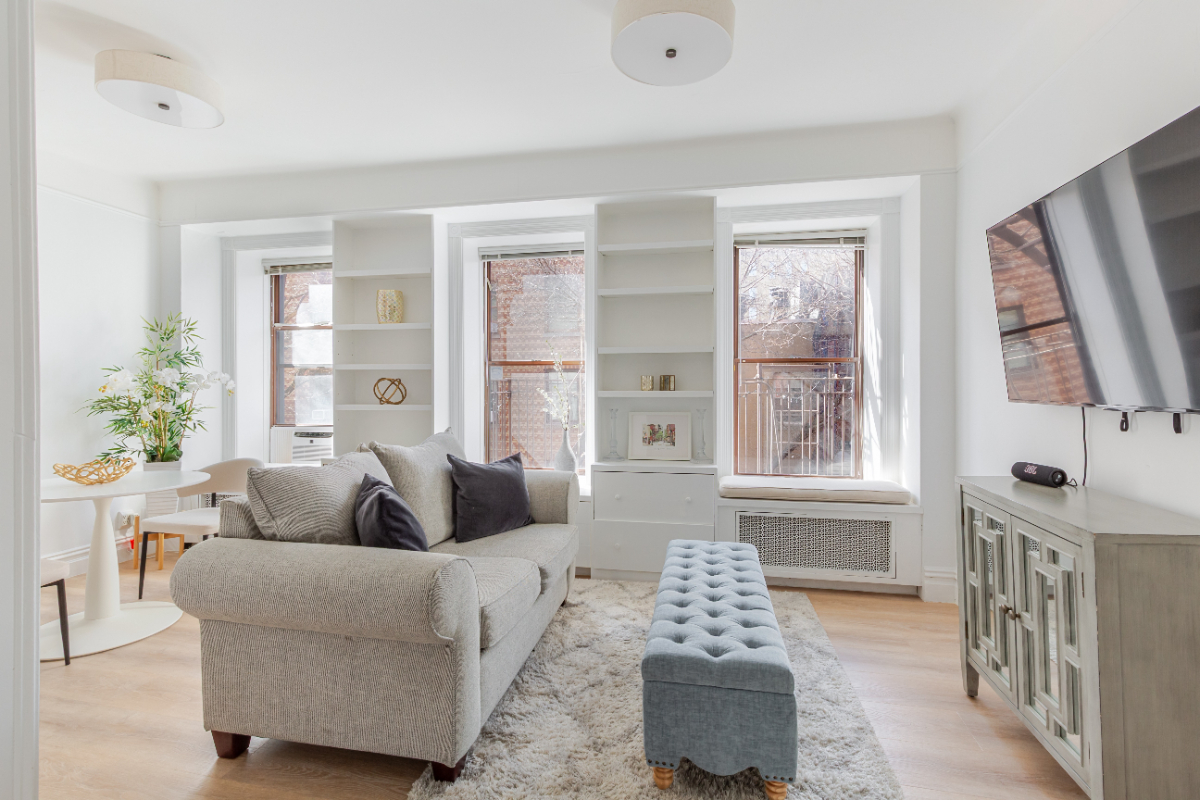 Beautiful, all inclusive 1 bedroom on tree lined Waverly Place - Photo 1